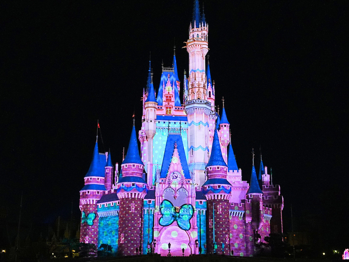 2026】初開催のファンダーナイトを徹底解説！夜のシンデレラ城がミニー