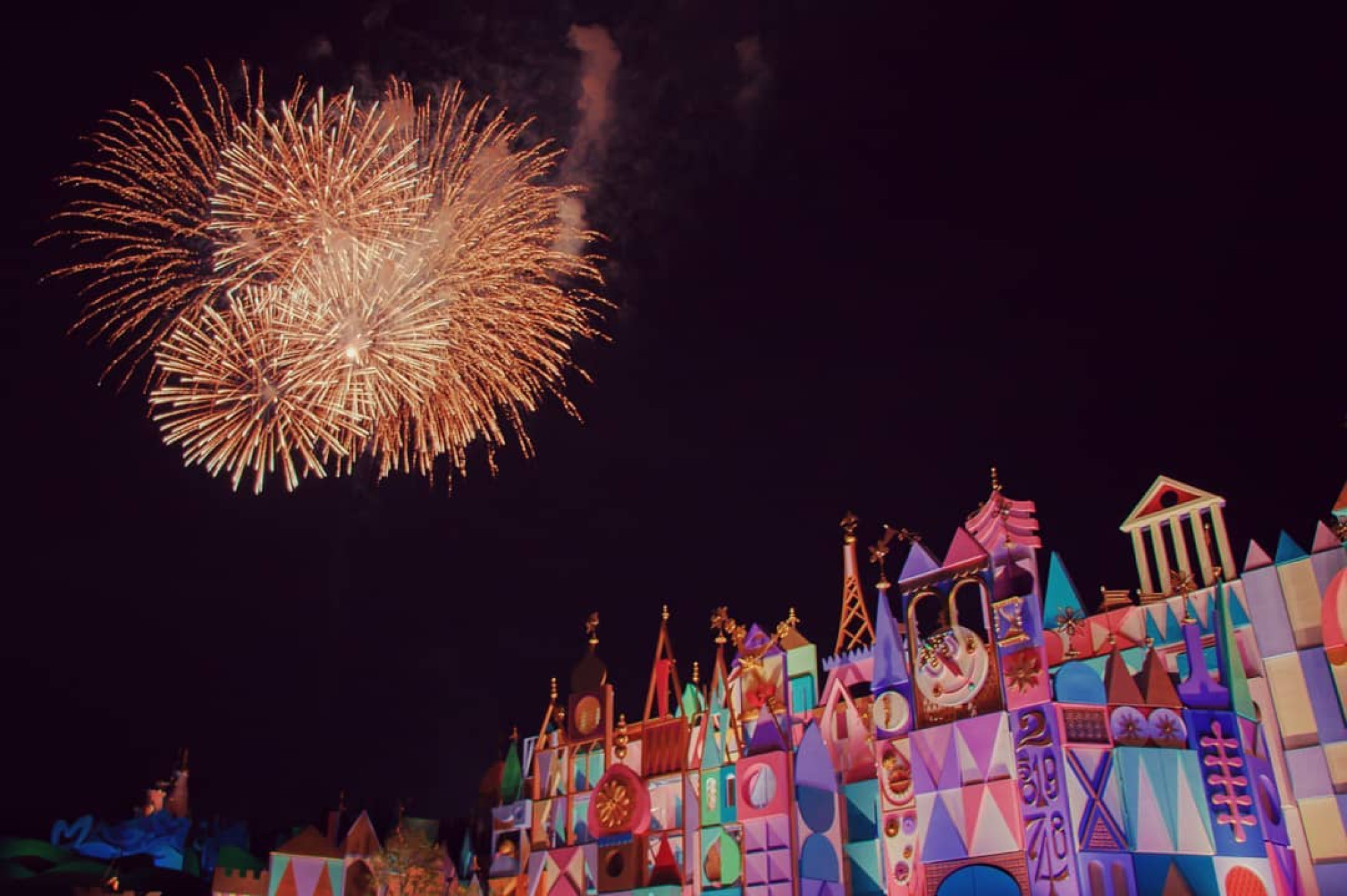 花火鑑賞の定番スポットとも言えるイッツ ア スモールワールド キャステル Castel ディズニー情報