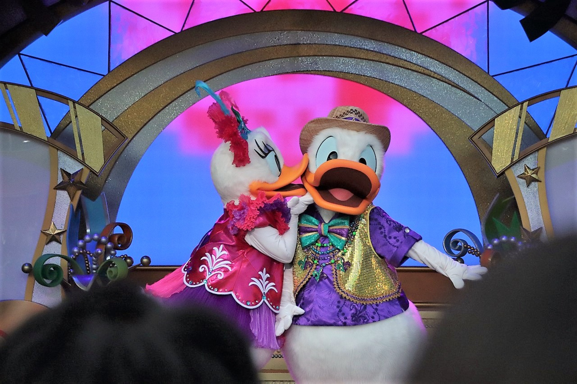 機嫌を直して とキスをします キャステル Castel ディズニー情報