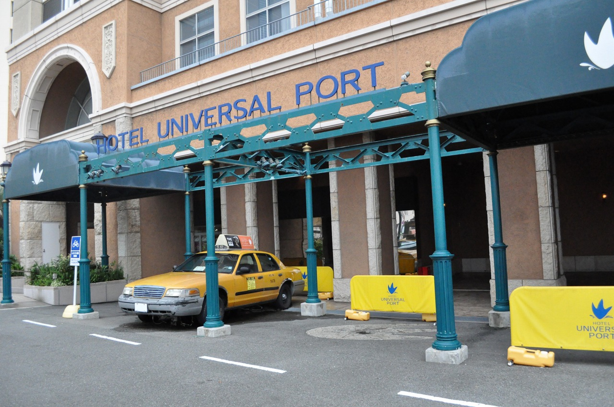 ホテルユニバーサルポートのエントランスにフォトスポットのタクシー キャステル Castel ディズニー情報 ホテルユニバーサルポートのエントランスにフォトスポットのタクシー キャステル Castel ディズニー情報