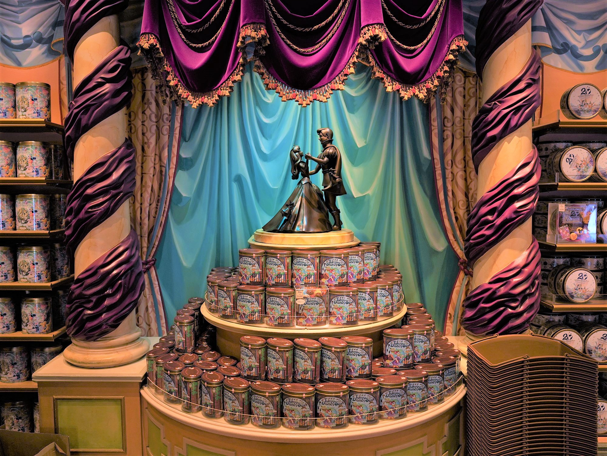 店内にはディズニーの恋人たちの絵画がいっぱい キャステル Castel ディズニー情報