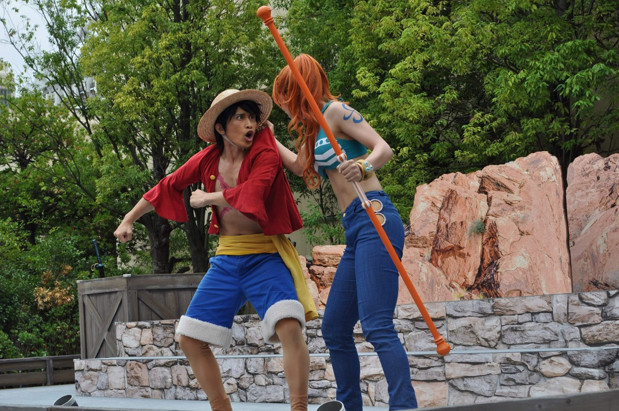 はしゃぐルフィと怒るナミ ワンピースウォーター バトル キャステル Castel ディズニー情報