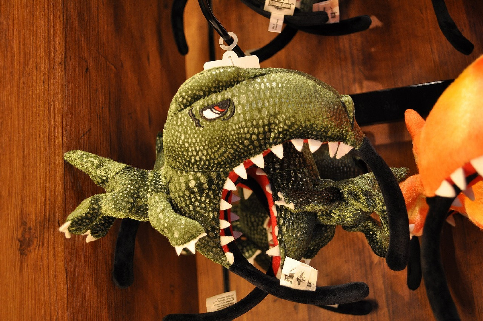 ジュラシックパークの緑恐竜カチューシャ キャステル Castel ディズニー情報