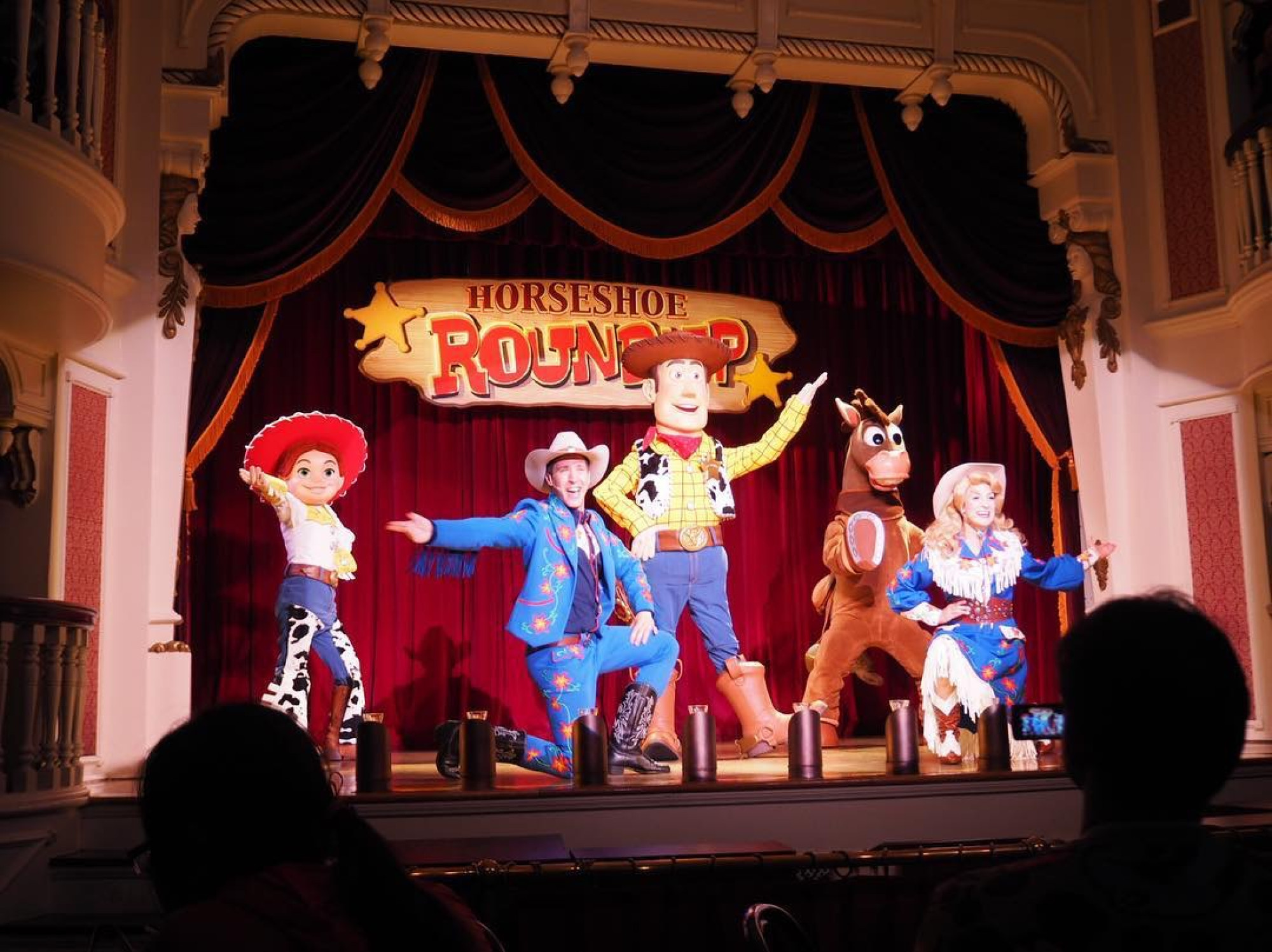 ランチショーはホースシュー ラウンドアップ キャステル Castel ディズニー情報