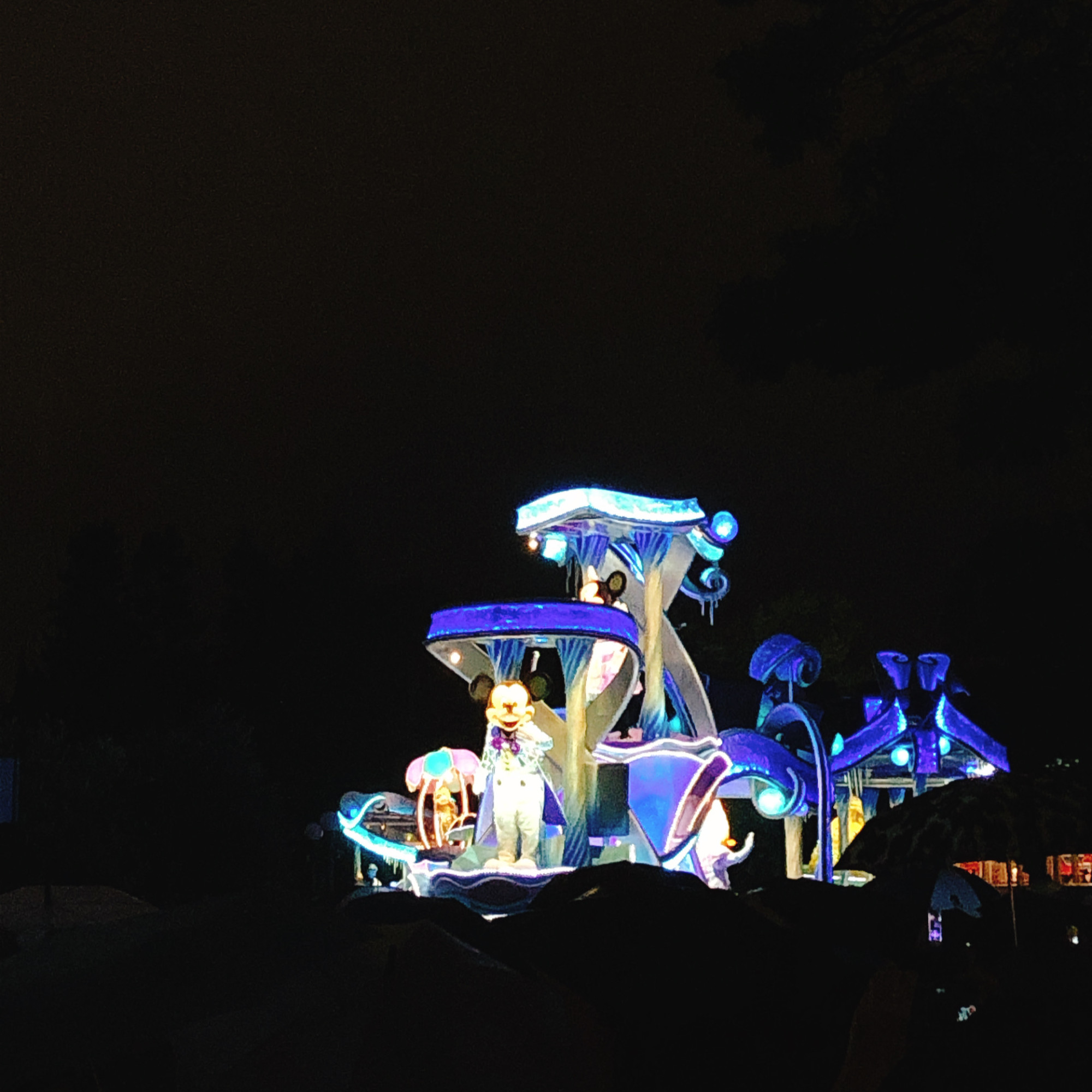 ナイトフォール グロウ キャステル Castel ディズニー情報