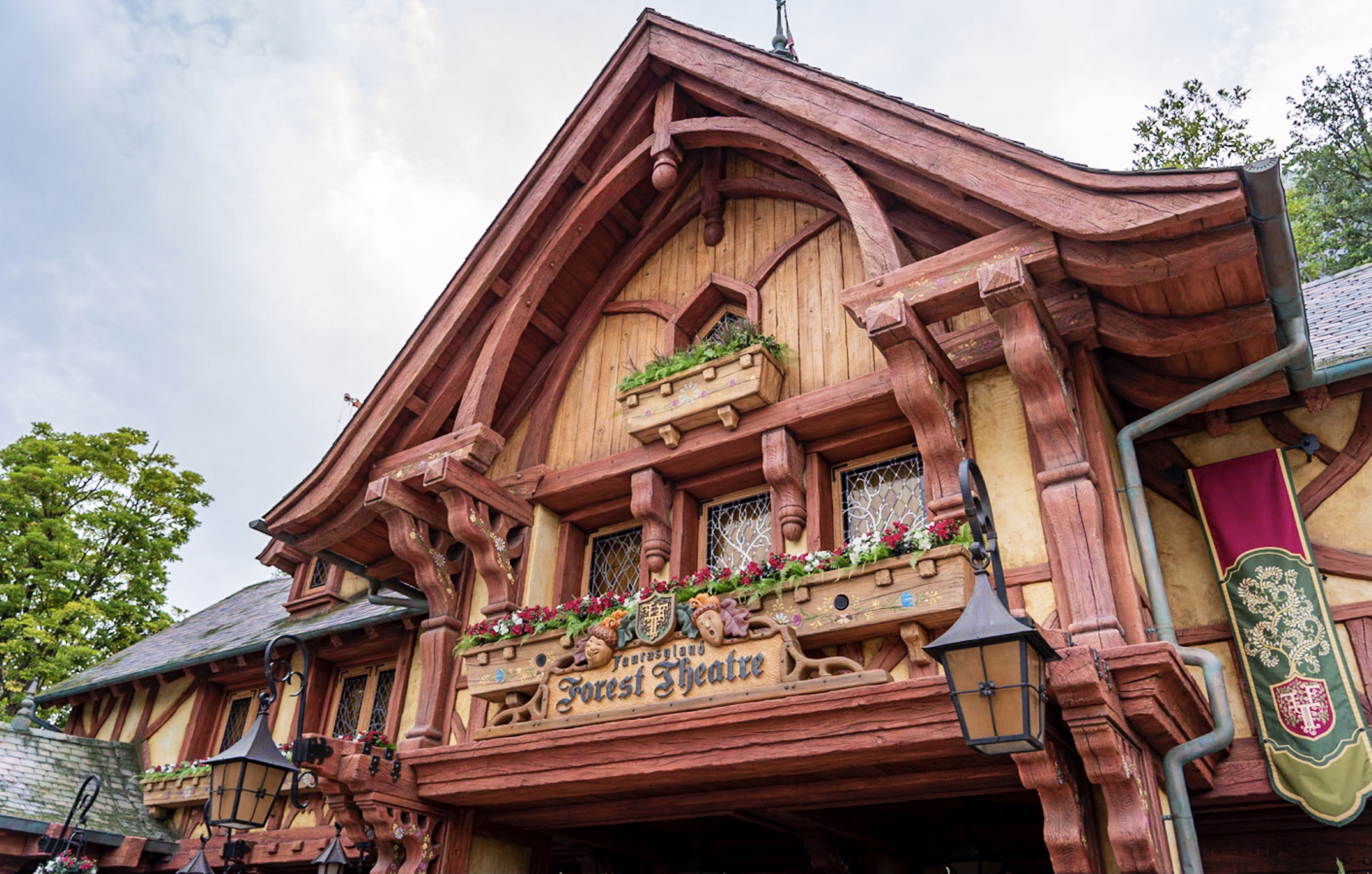 フォレストシアター】ディズニーランド初の屋内シアター！場所・座席