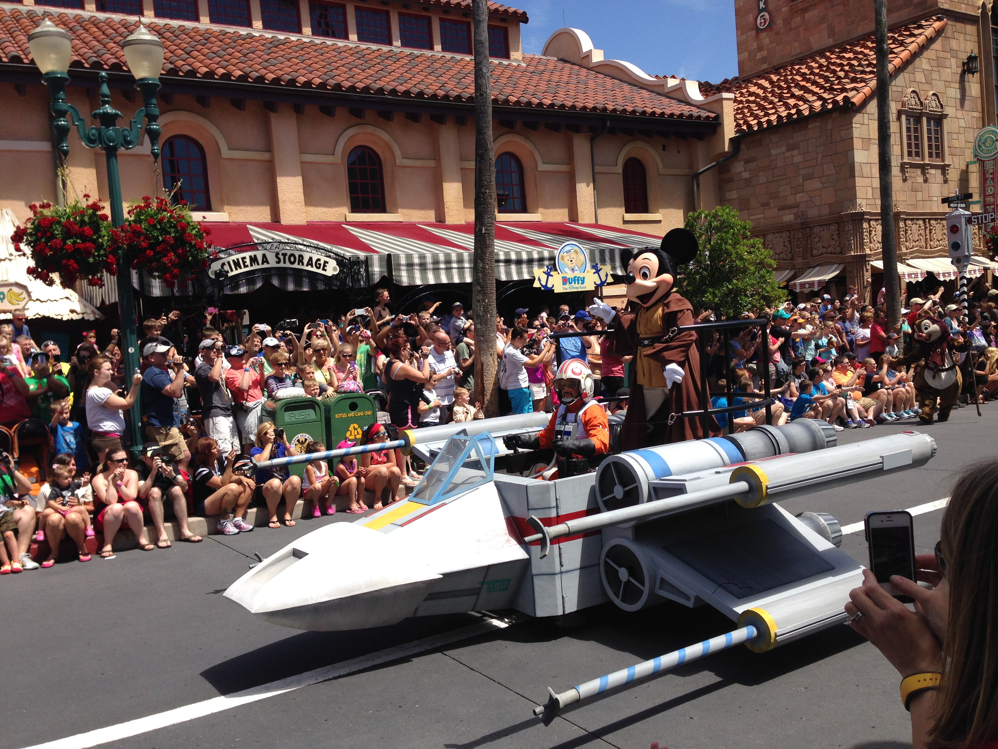 海外ディズニー】スターウォーズ新エリアの最新情報！ギャラクシーズ