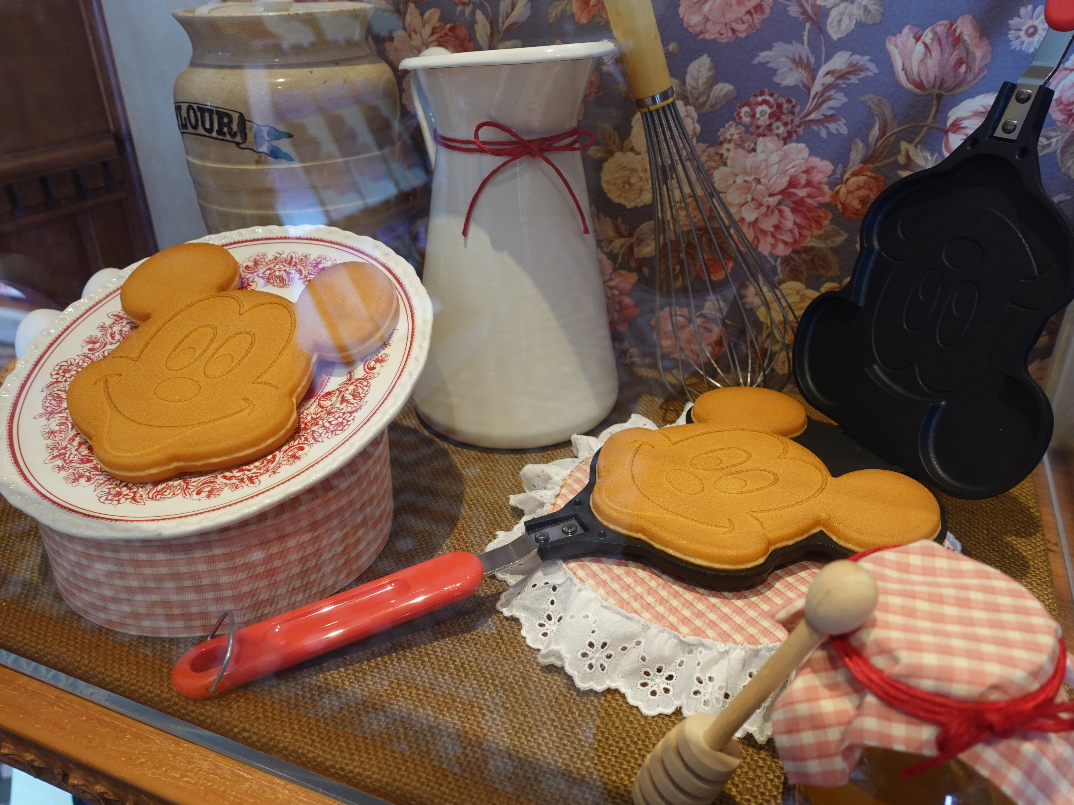 ディズニー】ミッキーフェイスのパンケーキメーカーが発売！値段＆販売